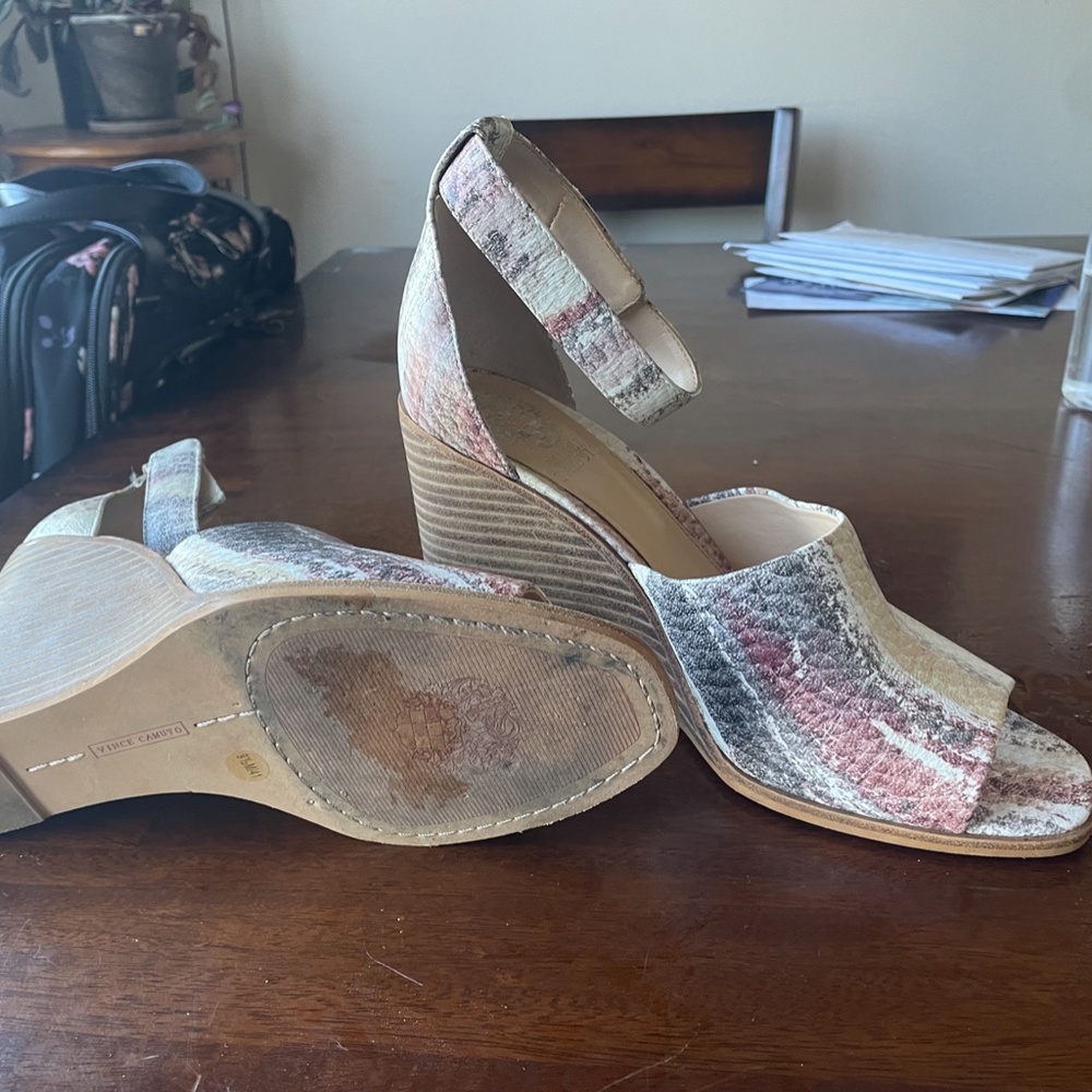 Patterned Wedged Heel - Picture 2 of 4